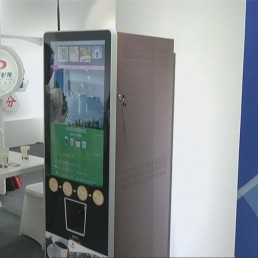 双创活动周科技感十足 90后小伙“造”自助咖啡机
