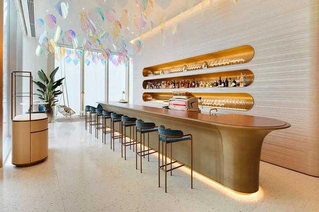 Drink coffee in Le Café- World's first LV café